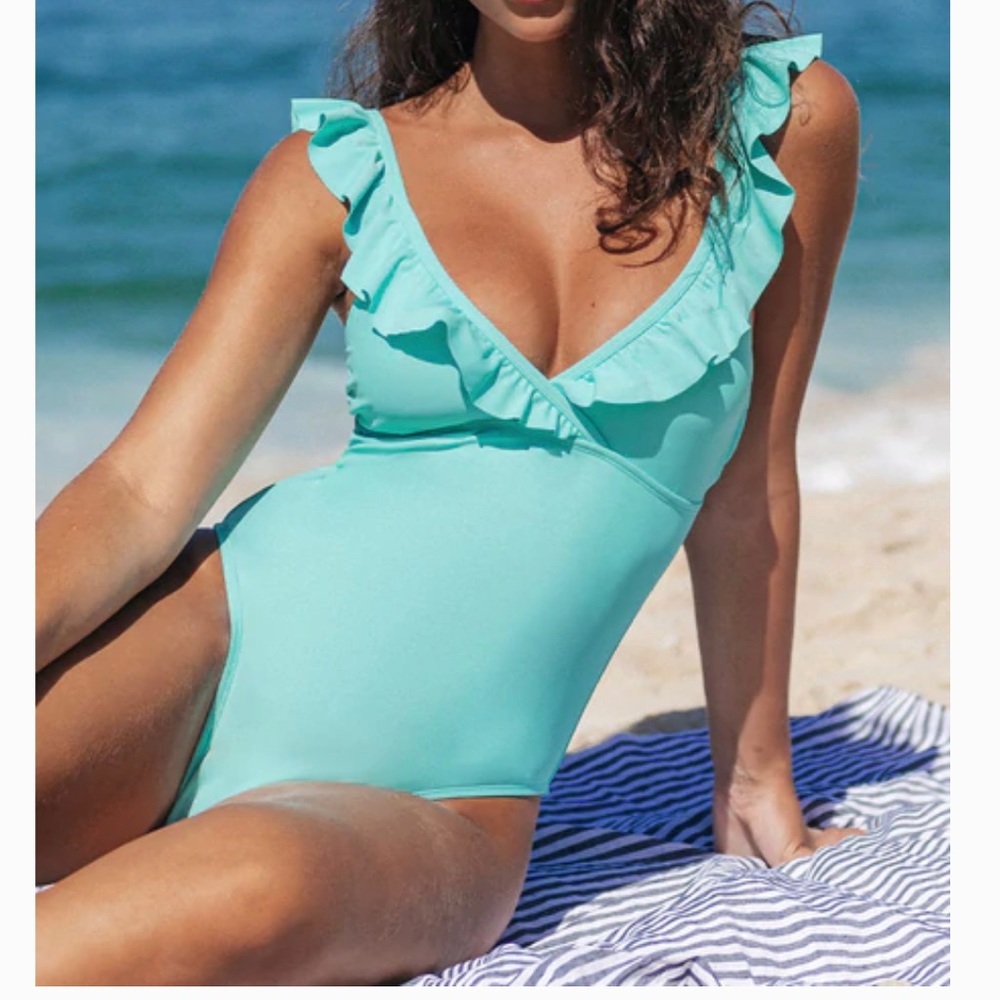 NWT Cupshe Ruffled St. Tropez v-neck one piece swimsuit